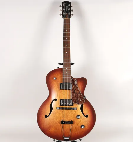 Gitarr, halvakustisk, Godin, modell 5th Avenue Kingpin II HB, Cognac, serienummer 039289000876, mindre bruksslitage, fodral. Skickas med Bussgods eller PostNord