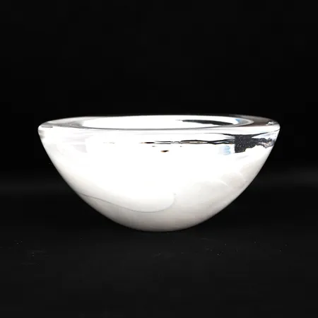 Skål, "Atoll", formgiven av Anna Ehrner för Kosta Boda, klarglas med vitt underfång, ca Ø17,5, höjd 8cm, slitage.  Skickas med paket.