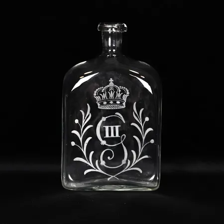 Brännvinsflaska, Gustaf III:s monogram, klarglas, kork saknas, höjd 20cm, modern tillverkning.   Skickas med paket.