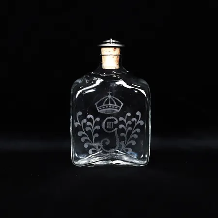 Brännvinsflaska, Gustaf III:s monogram, klarglas, höjd ca 12cm, modern tillverkning.