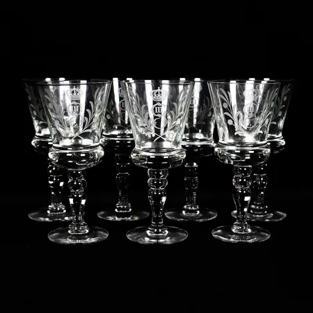 Sju, rödvinsglas, Gustaf III:s monogram, klarglas, höjd 18,5cm, modern tillverkning. Specialfrakt, kontakta pantbankskontoret för mer information.