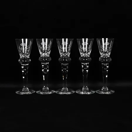 Fem snapsglas, Gustaf III:s monogram, klarglas, höjd 16cm, modern tillverkning. Skickas med paket.