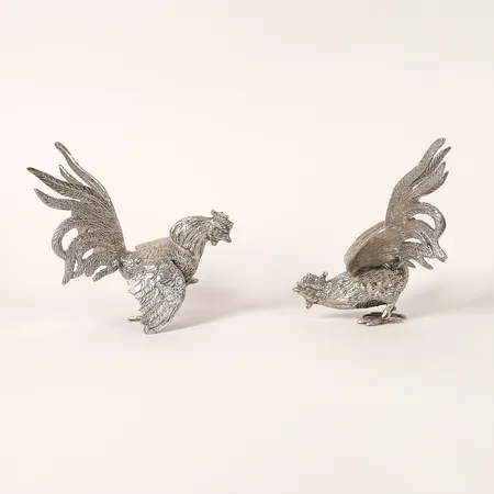 Ett par bordsdekorationer, hönor, metall, höjd 7,5-11cm, slitage.   Skickas med paket.
