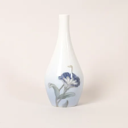 Vas, porslin, Bing Gröndahl, Nr. 6612, höjd 16cm, smärre slitage.  Skickas med paket.