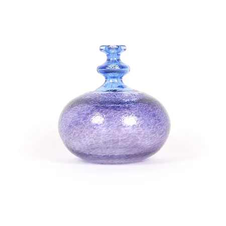 Miniatyrvas, "Antikva", Bertil Vallien, Kosta Boda, violett och blått glas, signerad och numrerad 47836, höjd 10cm, smärre slitage.  Skickas med paket.