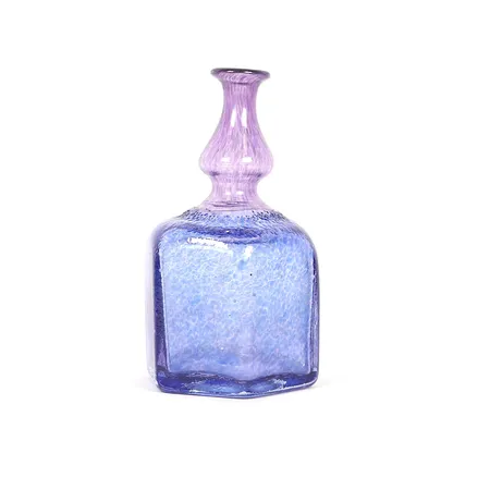 Miniatyrvas, Bertil Vallien, violett och blått glas med inslag av vitt, signerad och numrerad 47835, höjd 15cm, smärre slitage.  Skickas med paket.