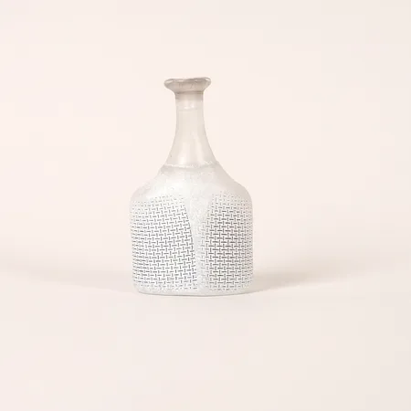 Miniatyrvas, Bertil Vallien, Artist Collection, vitmålat och frostat glas, signerad och numrerad 48812, höjd 9cm, smärre slitage