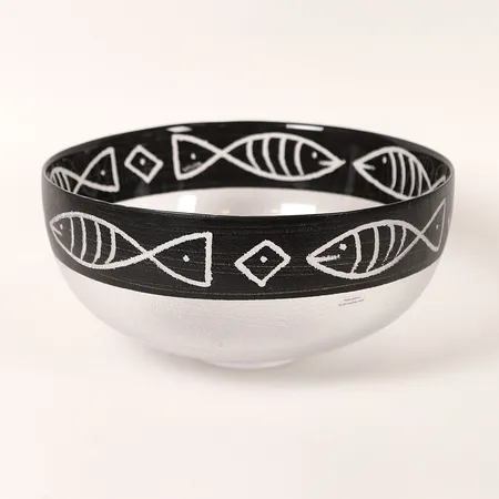 Skål ur serien Kaboka, formgiven av Ulrica Hydman Vallien (1938 - 2018) för Kosta Boda, signerad, etikettmärkt, höjd: 13,5 cm, Ø28,5 cm, handmålat glas. Skickas med postpaket.