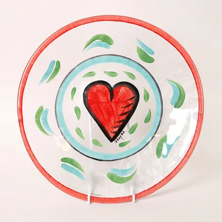 Fat, "Hjärta", formgivet av Ulrica Hydman Vallien (1938 - 2018) för Kosta Boda, signerat, etikettmärkt, höjd: 3 cm, Ø33,5 cm, handmålat glas, mindre repor. Skickas med postpaket.