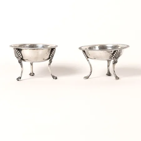 Två saltkar, snarlika, Centraleuropa, höjd 4,5cm, otydliga stämplar, slitage, 1800/1900-tal. Vikt: 130,3 g