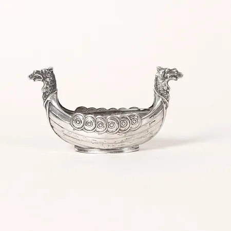 Saltkar, vikingabåt, fast glasinsats, K Anderson, Stockholm, 1938, silver och glas, bruttovikt 34,5g 