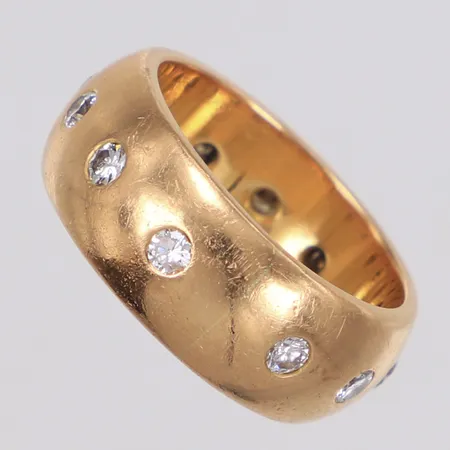 Ring med briljantslipade diamanter 12x0,05ct, stl 18½, bredd 8,6mm, gravyr, 18K Vikt: 14,7 g