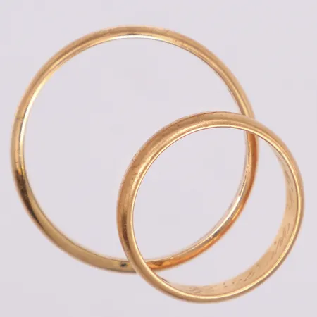 2 ringar, släta, gravyr, 18K Vikt: 11 g