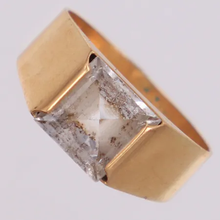 Ring med vit sten, stl 18½, buckla, 18K. Bruttovikt 4,2g Vikt: 4,2 g