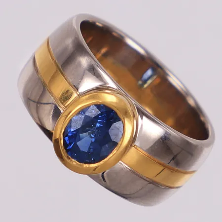 Ring med blå safir, rödguld/vitguld, stl 17¼, bredd 9,2mm, 18K  Vikt: 15,4 g