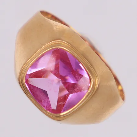 Ring med rosa sten, stl 17¼, bredd 12mm, Alton, år 1965, 18K Vikt: 3 g