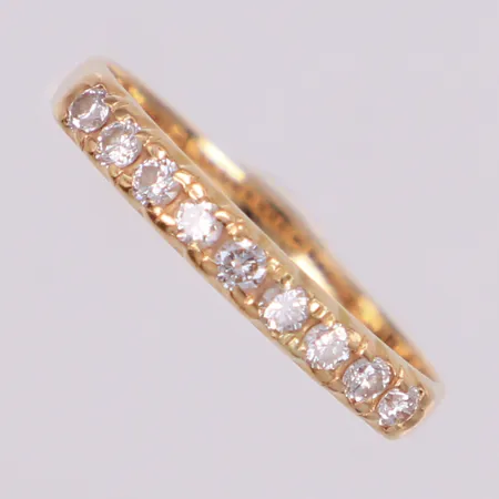 Alliansring med briljantslipade diamanter ca 0,30ctv, bredd 2,8mm, stl 18, 18K Vikt: 2,5 g