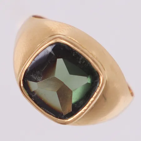 Klackring med en grön sten, stl 17½, bredd 12,4mm, repor 18K  Vikt: 3 g