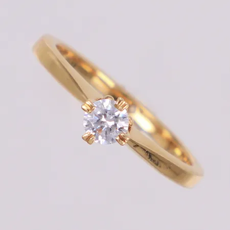 Ring med vit sten, stl 17½, bredd 5,2mm, GHA, hål i skena, 18K Vikt: 3,2 g