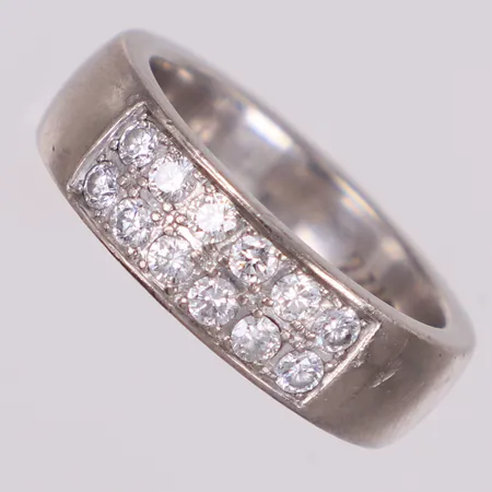 Ring med briljantslipade diamanter ca 0,60ctv, stl 18½, bredd 6,9mm, gravyr, vitguld, 18K  Vikt: 17,6 g