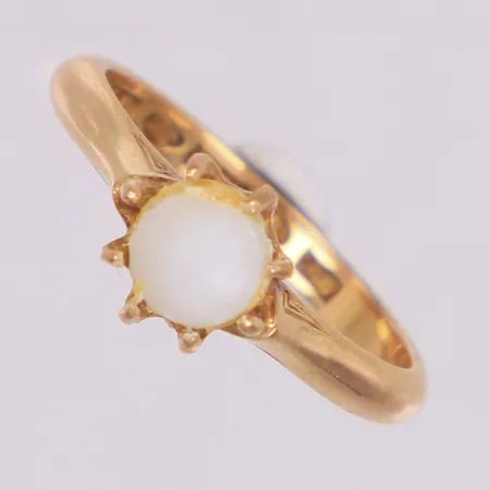 Ring, stl 17½, bredd 2mm, pärla sitter löst, 18K Vikt: 3,6 g