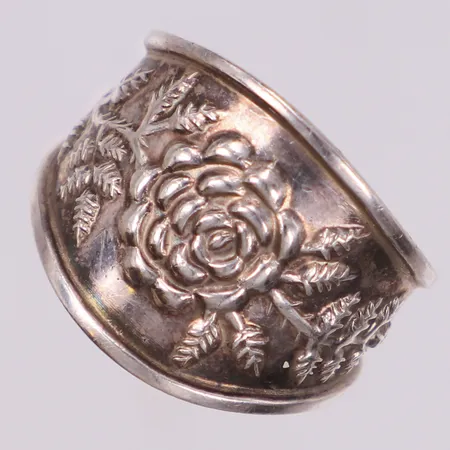 Ring med blomdekor, stl 18¾, bredd 5-18mm, 925/1000 silver Vikt: 5,5 g
