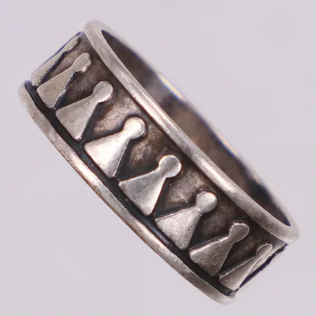 1 Ring, stl 17½, gravyr, 830/1000 silver Vikt: 3,6 g