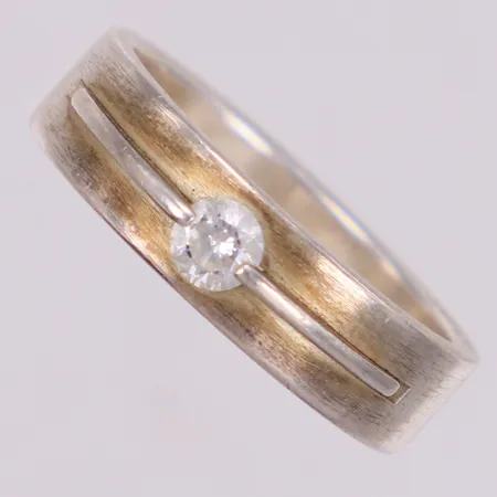 Ring med vit sten, stl 19, bredd 5mm, 925/1000 silver Vikt: 5,8 g