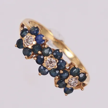 Ring med blå stenar och diamanter 3xca0,01ct, stl 17¾, bredd 2mm, en sten saknas, 18K Vikt: 2,7 g