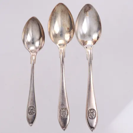 1 Mockasked, längd 11cm, 2 kaffeskedar, längd 13cm, gravyr, 830/1000 silver  Vikt: 45,5 g