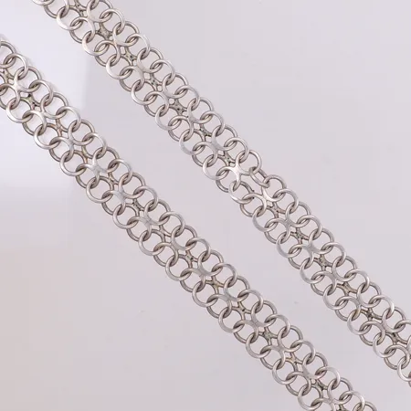 Kedja, längd ca 60cm, inre diameter 16cm, bredd 17,5cm, ej öppningsbar, ostämplat, silver Vikt: 80,6 g
