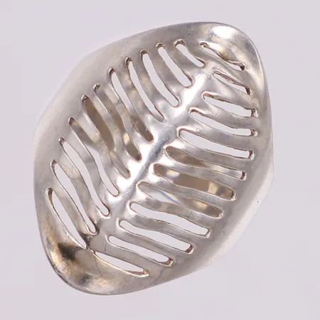 Ring, genombruten dekor, stl 17¾, bredd 5-26mm, 925/1000 silver Vikt: 6,3 g