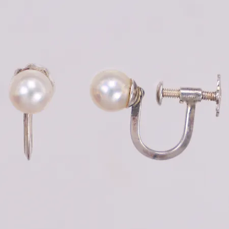 Ett par örhängen med odlade pärlor, Ø5mm, skruvlås, 925/1000 silver Vikt: 1,6 g