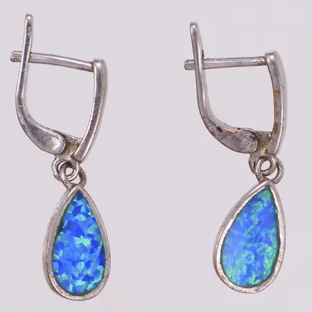 Ett par örhängen, längd 27mm, bredd 3-8mm, 925/1000 silver Vikt: 3,9 g