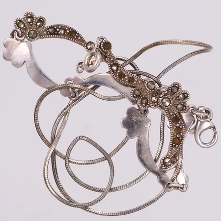 1 Kedja, ojämnheter, 1 Armband med markasiter, markasiter saknas, 925/1000 silver Vikt: 11,7 g