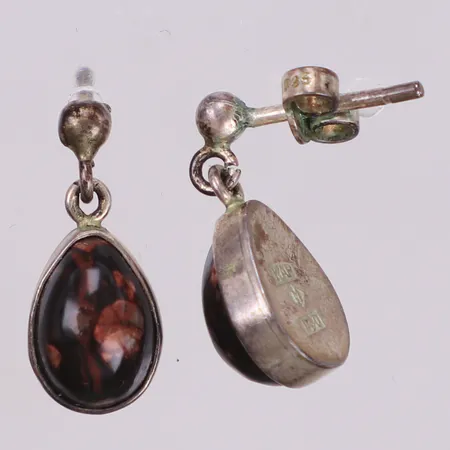 Ett par örhängen med porfyr, längd 15mm, Älvdalssilver, 830/1000 silver Vikt: 2,7 g