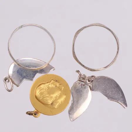 2 ringar, 4 hängen, gravyr, 830/1000 silver Vikt: 10,8 g