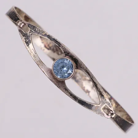 Stelt armband med ljusblå sten, öppningsbart, bredd 13,3mm, Ø68mm, importstämplat 830/1000 silver Vikt: 10,8 g