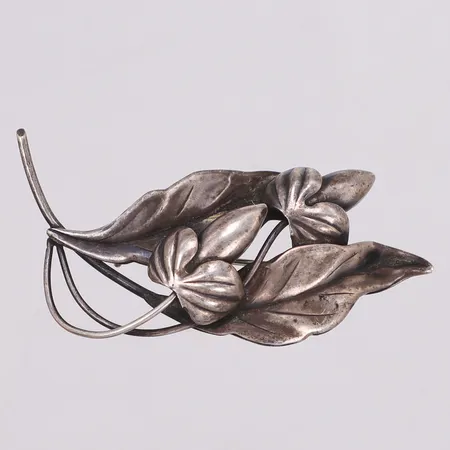 Brosch, lövdekor, 26x60mm, silver Vikt: 6,8 g