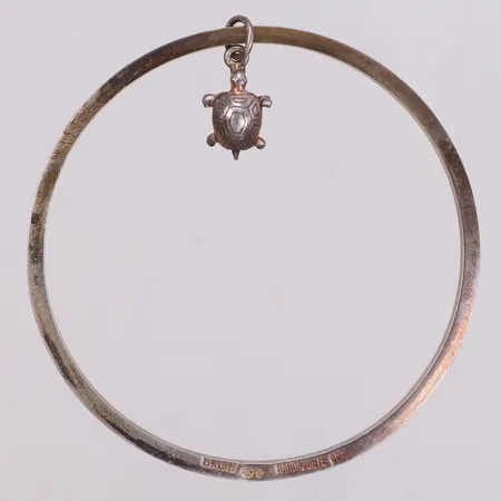 Armring, Ø70mm, bredd 2,2mm, Handarbete, Bröderna Lundqvist, Falun, år 1969, med hänge, sköldpadda, längd 24,5mm, 925/1000 silver Vikt: 24,2 g