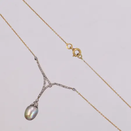 Collier med rosenstenar och grågrön pärla, längd 47cm, hängets längd 27mm, otydliga stämplar, 14K.  Vikt: 4 g