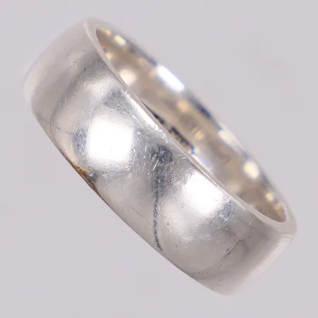 Ring, stl 20, bredd 6,9mm, personlig gravyr, 925/1000 silver Vikt: 8,1 g