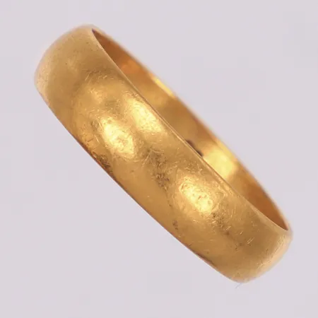 Ring, stl 18¾, bredd 5,4mm, personlig gravyr, 23K Vikt: 5,3 g