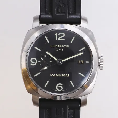Herrur Panerai Luminor 1950 GMT, 44mm, stål, automatisk, ref: PAM00320, boettnr: OP6817 srn: BB1486476, Cal. P.9001, numrerad N2008/2500, glasbaksida, gummiarmband, viklås, repig, skada på boett, bygeln över kronan saknas, certifikat daterat 26/2-2013, Serviceintyg daterat 9/8-2017, box (kudde saknas, kantskada), tillhörande skruvmejsel och bandhornsverktyg, inga övriga tillbehör.
