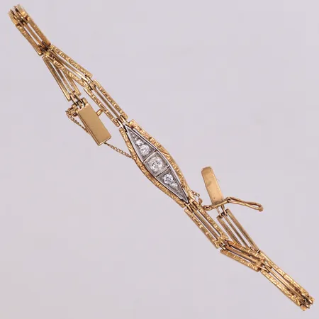 Armband med diamanter 1xca0,16ct, 2xca0,04ct, 2xca0,01ct, längd ca 20cm, bredd 3,8-7,7mm, säkerhetskedja, 18K Vikt: 15,4 g