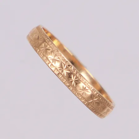 Ring, stl 17, bredd 3,1mm, mönstrad yta, personlig gravyr, 18K Vikt: 1,9 g