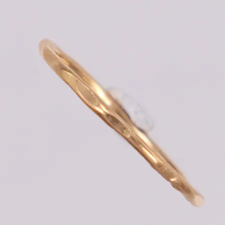 Ring med hamrad yta, stl 17¾, bredd 1,2mm, 18K Vikt: 1 g