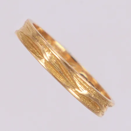 Ring med mönstrad yta, stl 16½, bredd 2,9mm, personlig gravyr, 18K Vikt: 2,1 g