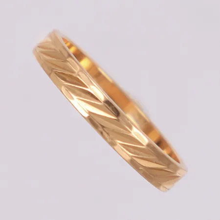 Ring med mönstrad yta, stl 15½, bredd 2,9mm, 18K Vikt: 2,3 g