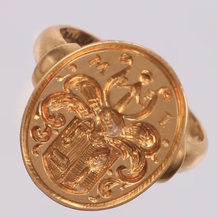 Sigillring, stl 18, bredd 18,8mm, skev skena, 18K   Vikt: 7 g